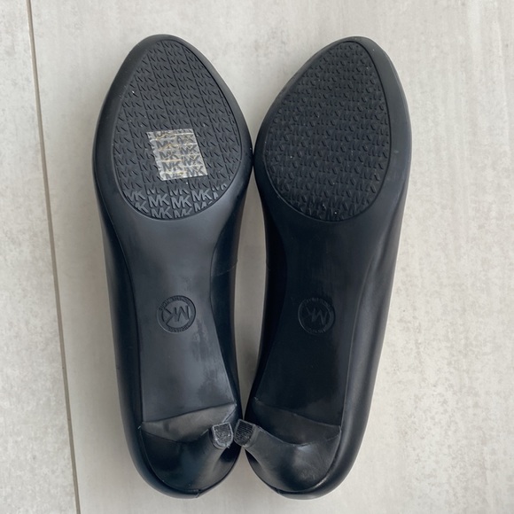 Like new Michael Kors Black Jenna Flex Pump - Picture 6 of 8